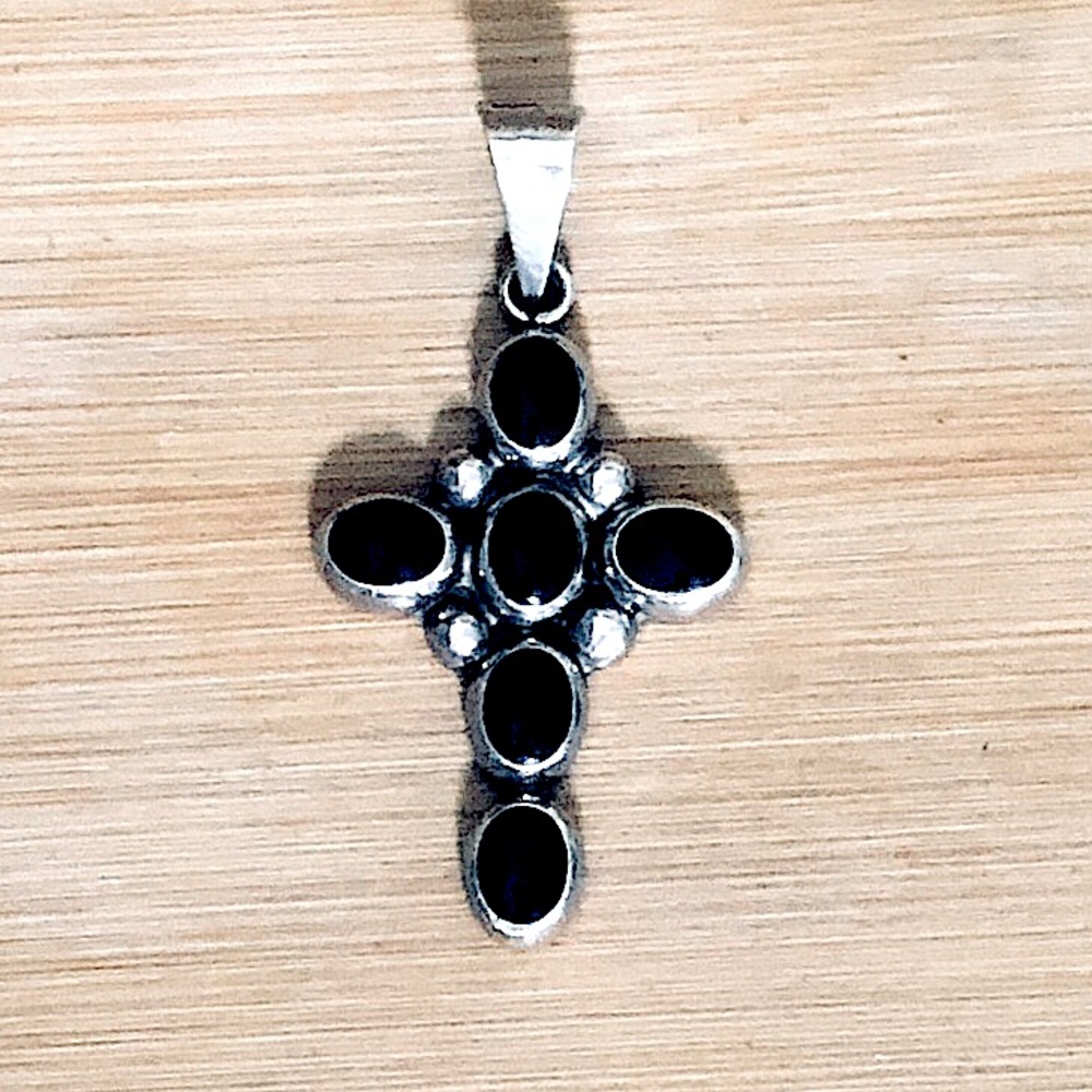 $94 Onyx or Jet Sterling Silver Estate Cross 925 - Picture 2 of 5